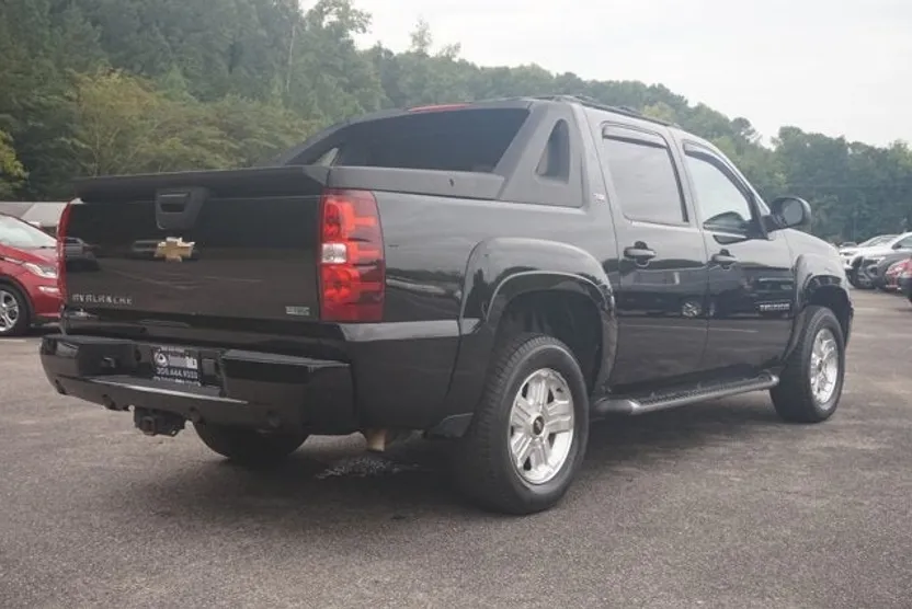 2011 Chevrolet Avalanche LT photo 1