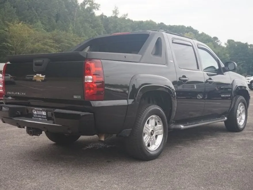 2011 Chevrolet Avalanche LT photo 1