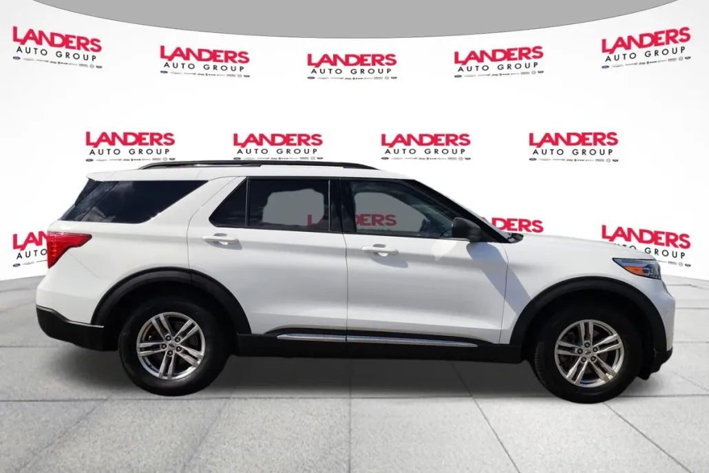 2023 Ford Explorer XLT photo 1
