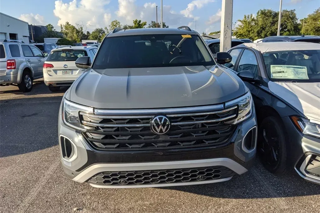 2024 Volkswagen Atlas Peak Edition SEL photo 1