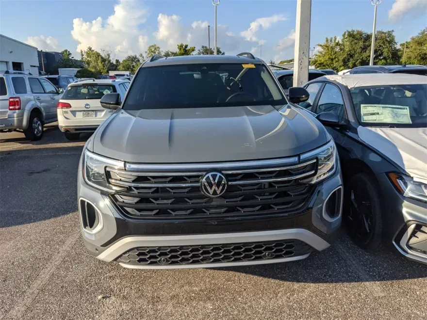 2024 Volkswagen Atlas Peak Edition SEL photo 1