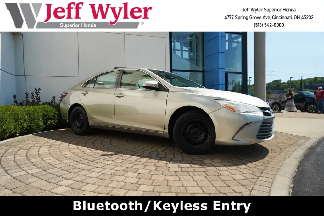 2017 Toyota Camry LE photo 1