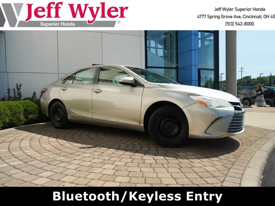 2017 Toyota Camry LE photo 1