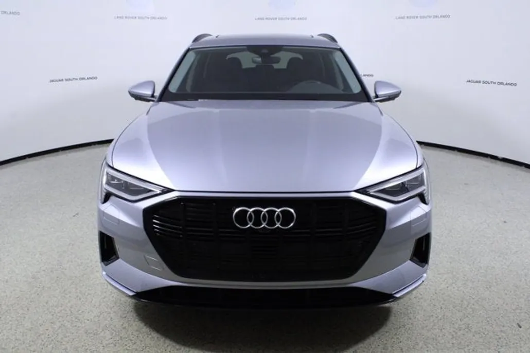 2022 Audi e-tron Premium photo 1