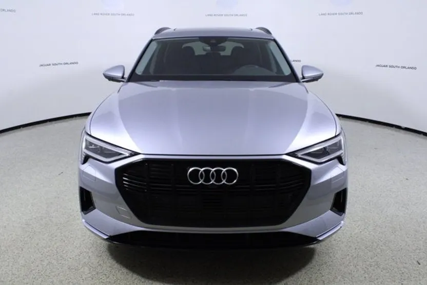 2022 Audi e-tron Premium photo 1