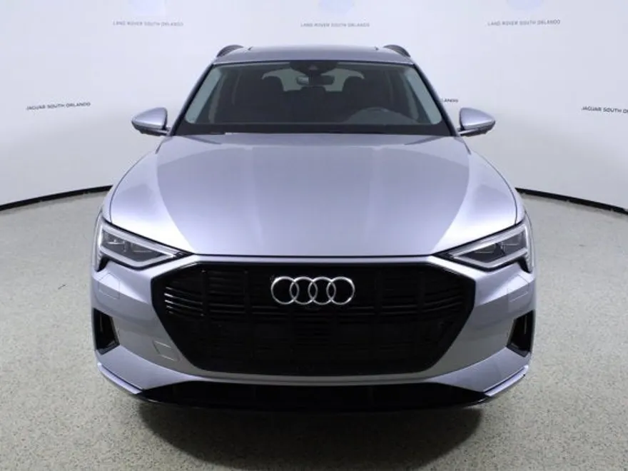 2022 Audi e-tron Premium photo 1