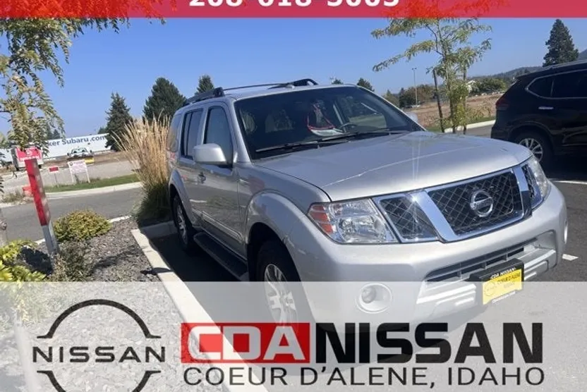 2010 Nissan Pathfinder SE photo 1