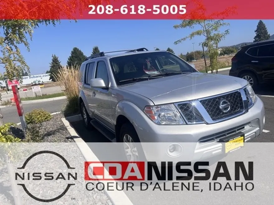 2010 Nissan Pathfinder SE photo 1