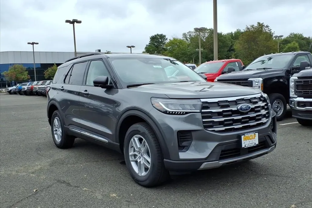 2025 Ford Explorer photo 1