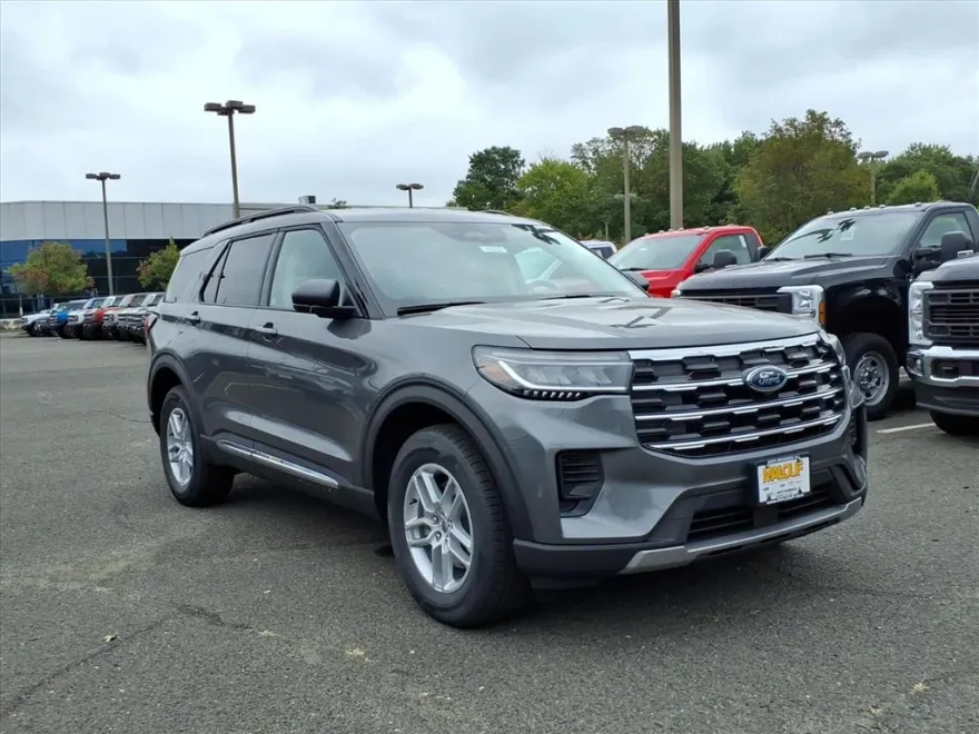 2025 Ford Explorer photo 1