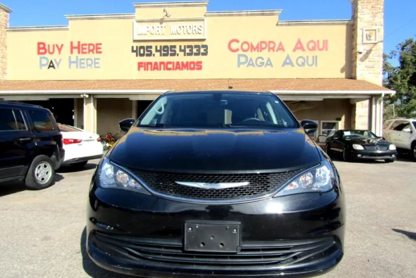 2017 Chrysler Pacifica Touring photo 1