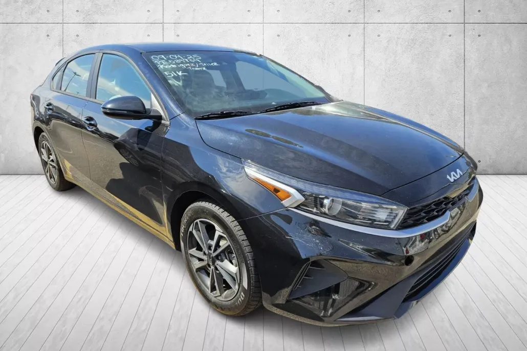 2023 Kia Forte LXS photo 1