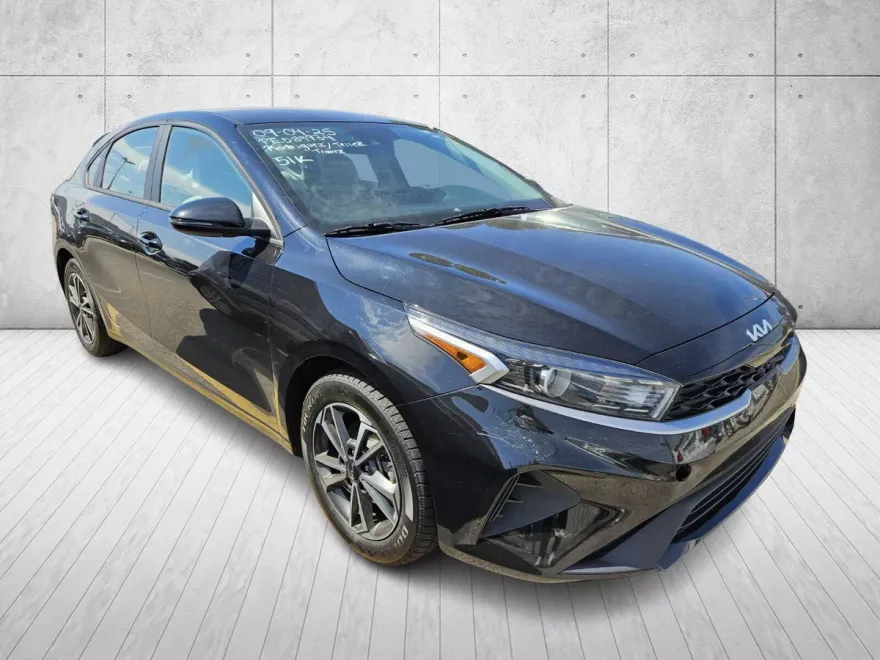 2023 Kia Forte LXS photo 1