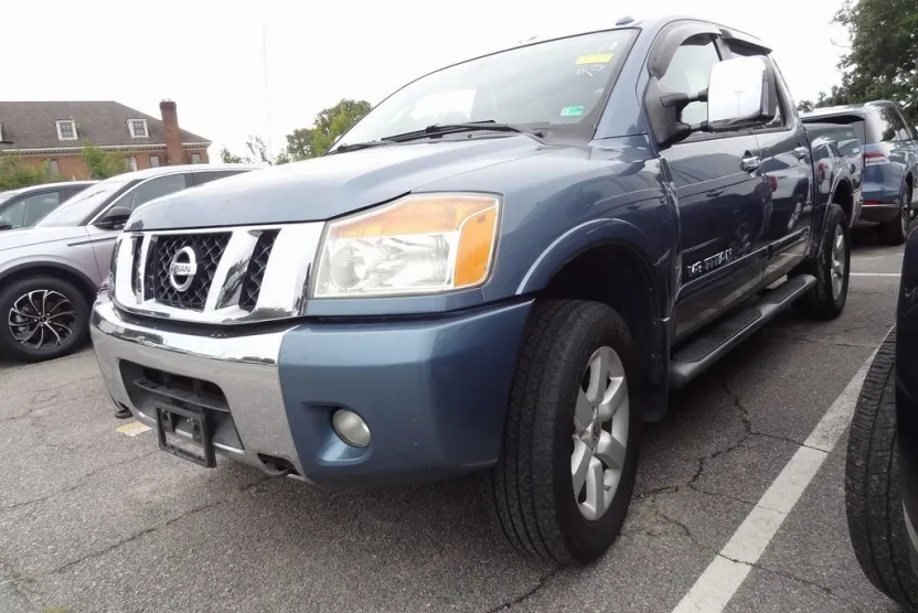 2011 Nissan Titan SL photo 1