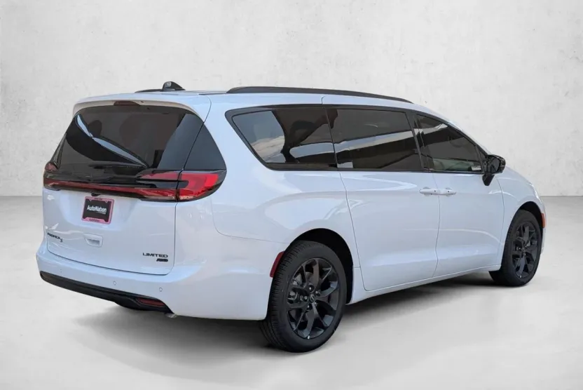 2026 Chrysler Pacifica Limited photo 1
