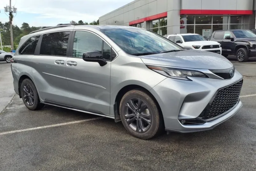 2024 Toyota Sienna XSE photo 1