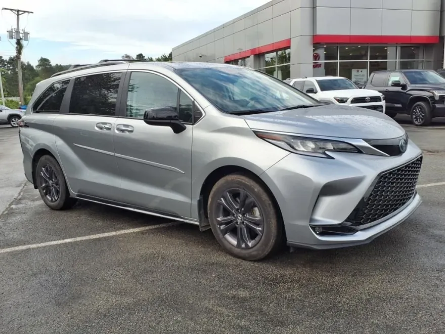 2024 Toyota Sienna XSE photo 1