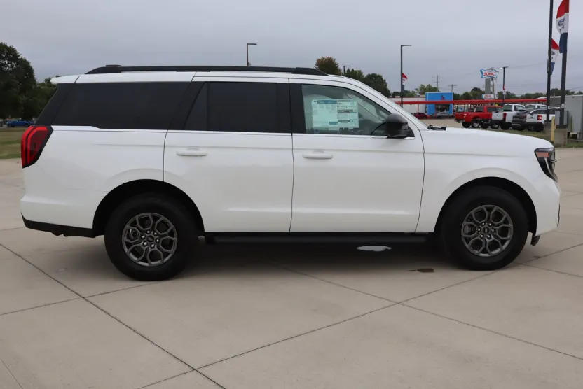 2025 Ford Expedition Base photo 1
