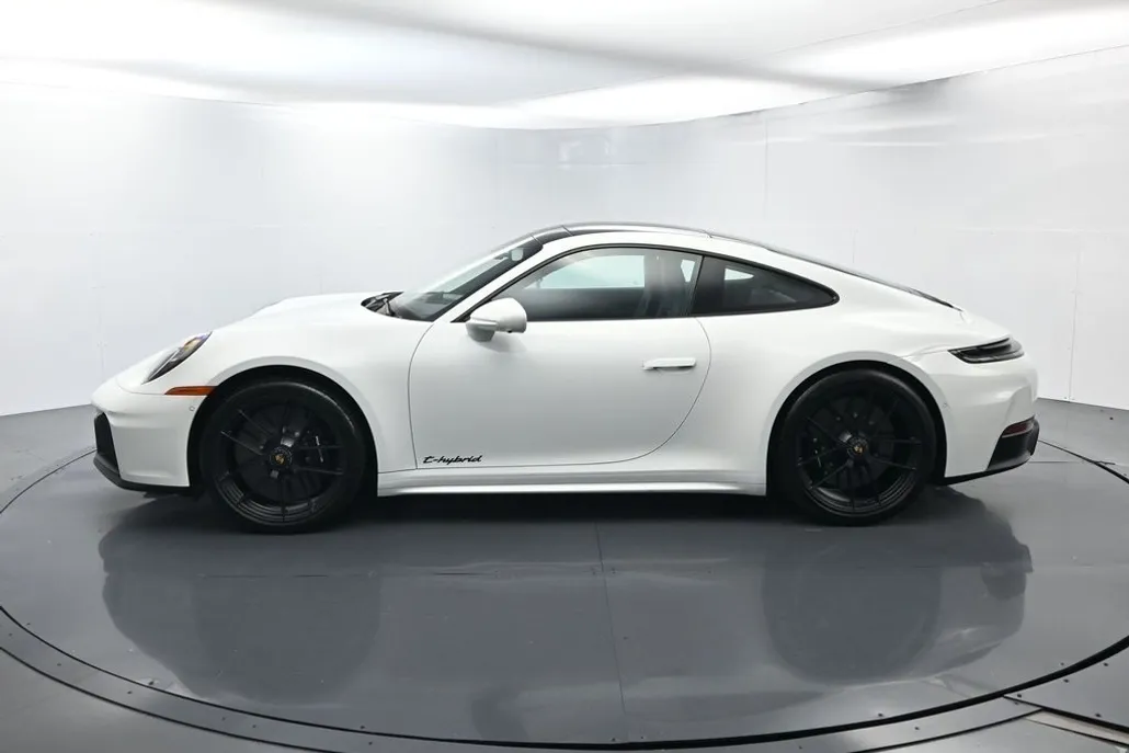 2025 Porsche 911 GTS photo 1