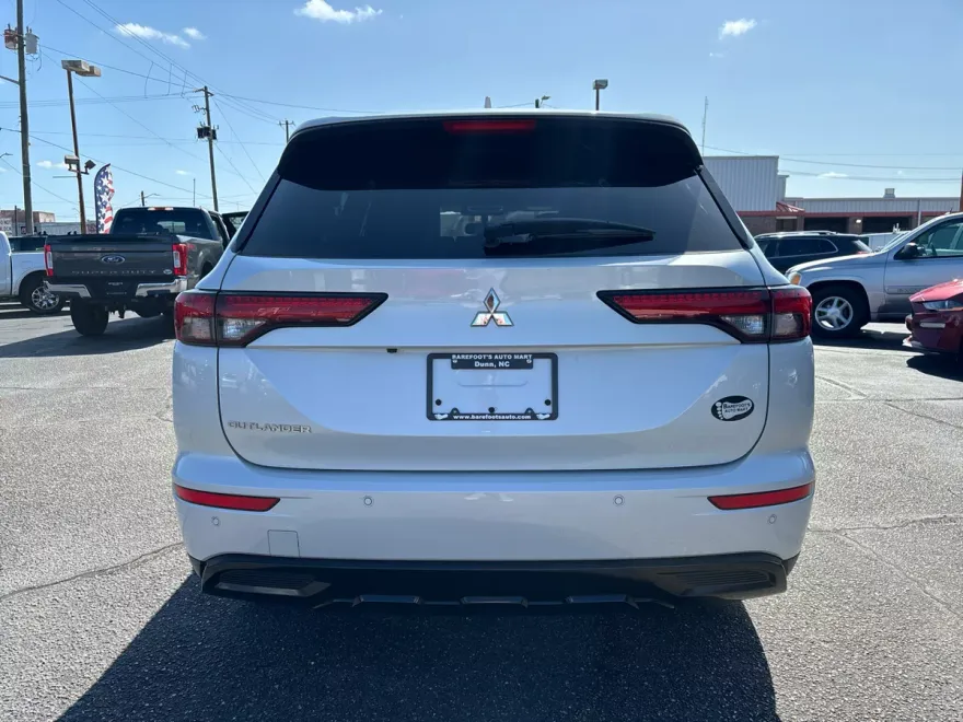 2022 Mitsubishi Outlander SE Launch Edition photo 1