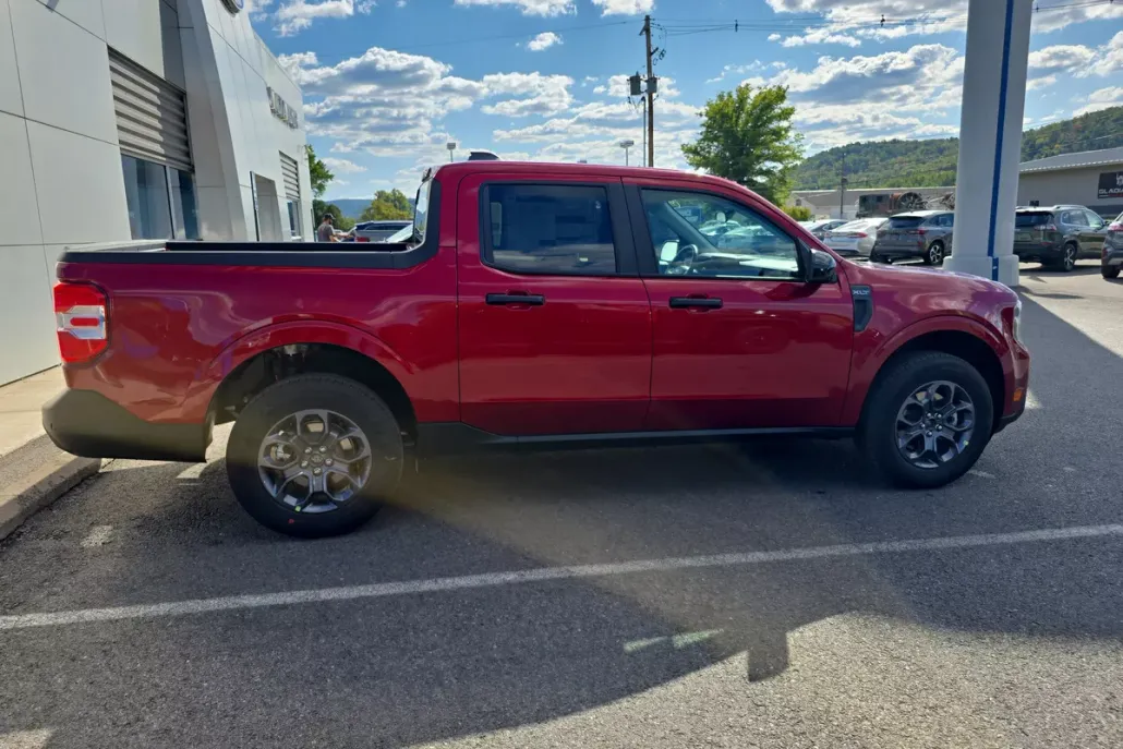 2025 Ford Maverick XLT photo 1