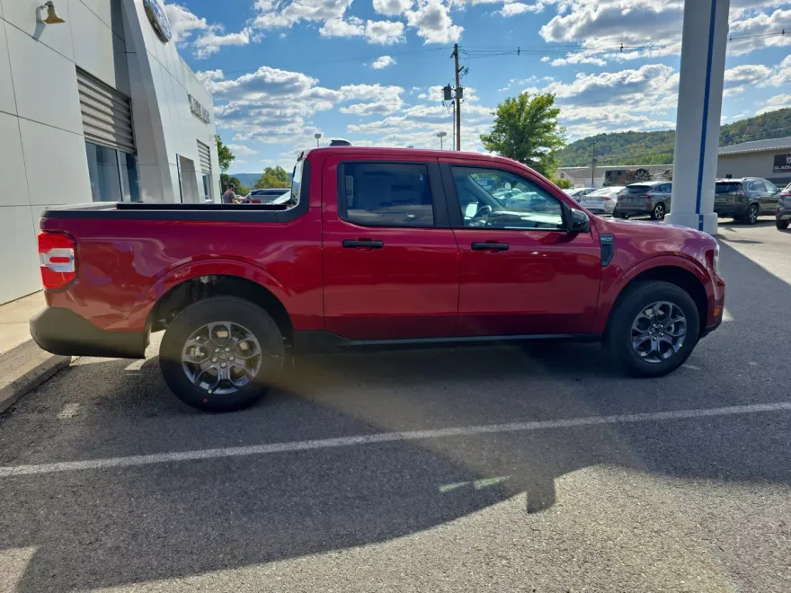 2025 Ford Maverick XLT photo 1