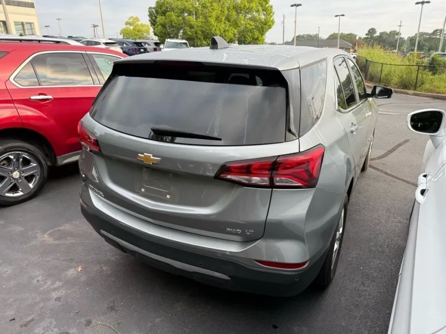 2023 Chevrolet Equinox LT photo 1