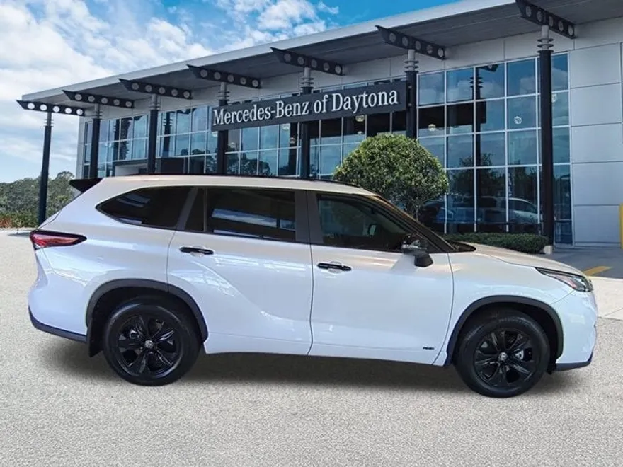 2025 Toyota Highlander Hybrid XLE photo 1
