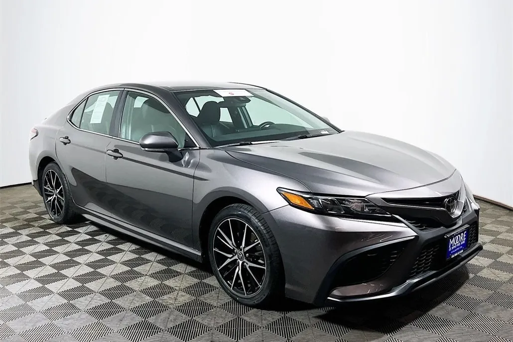 2022 Toyota Camry SE photo 1
