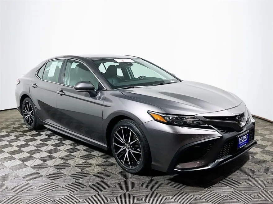 2022 Toyota Camry SE photo 1