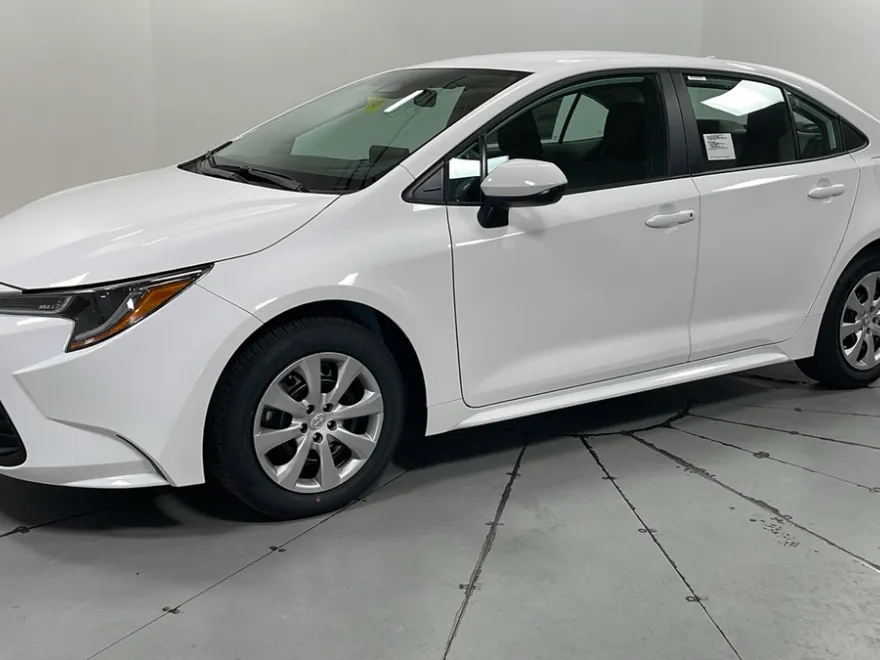 2026 Toyota Corolla LE photo 1