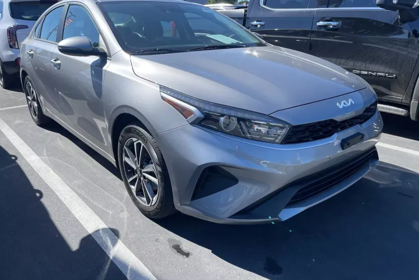 2023 Kia Forte LXS photo 1