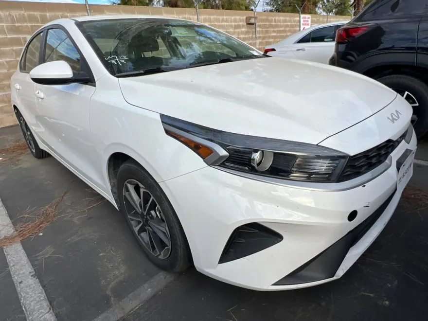 2023 Kia Forte LXS photo 1
