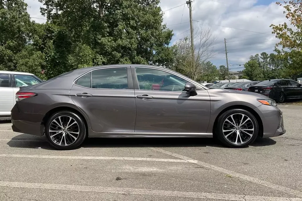 2020 Toyota Camry SE photo 1