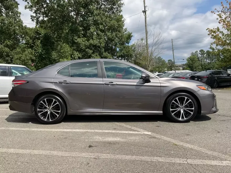 2020 Toyota Camry SE photo 1