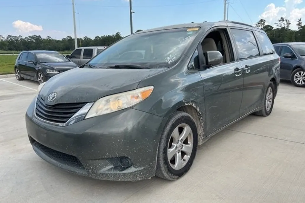 2014 Toyota Sienna LE photo 1