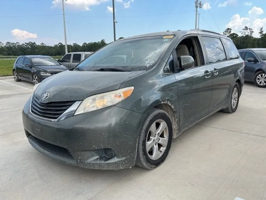 2014 Toyota Sienna LE photo 1