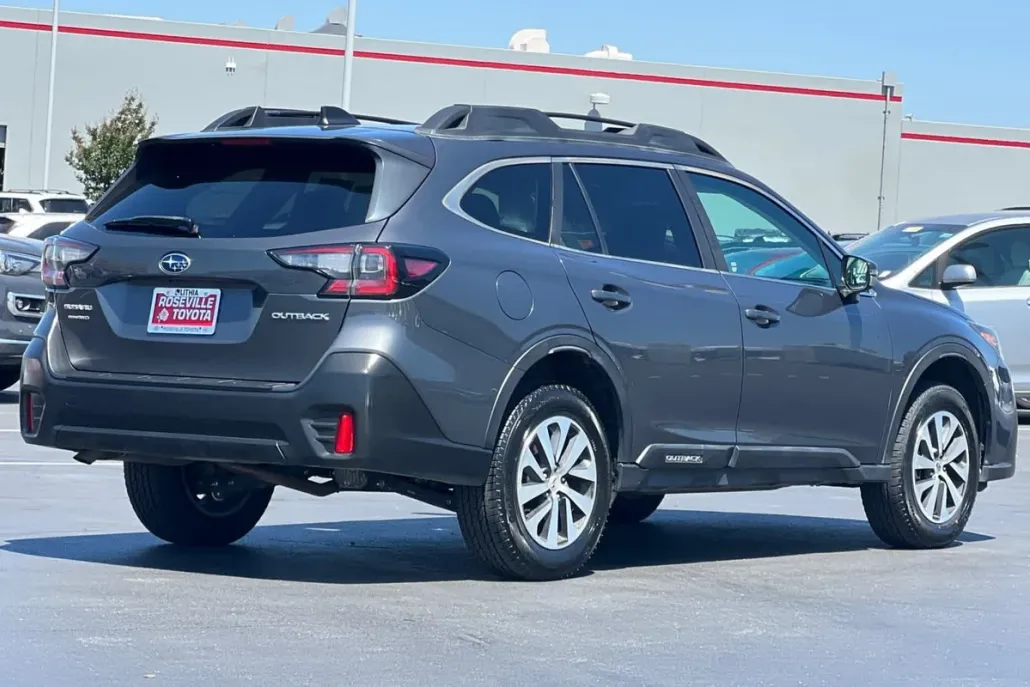 2021 Subaru Outback Premium photo 1