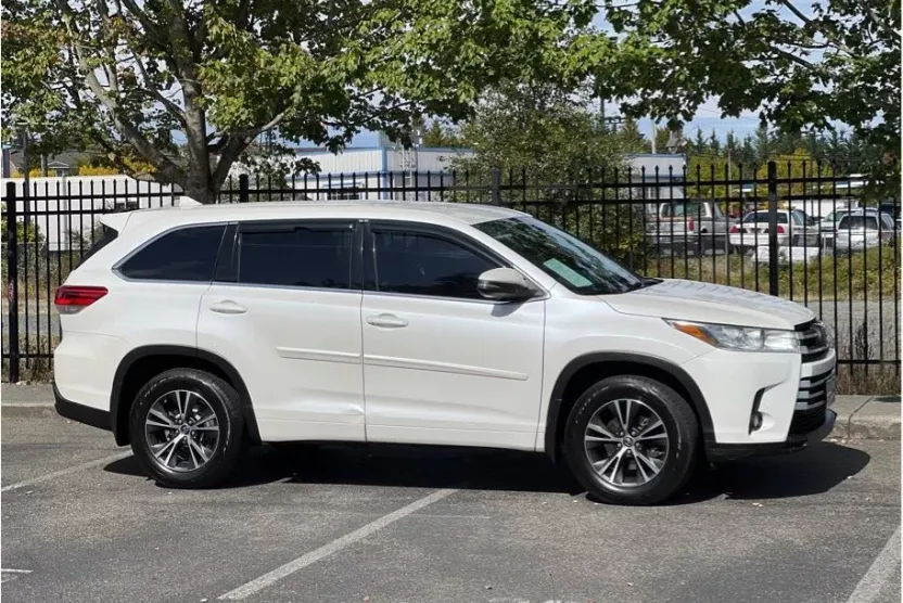2018 Toyota Highlander LE photo 1