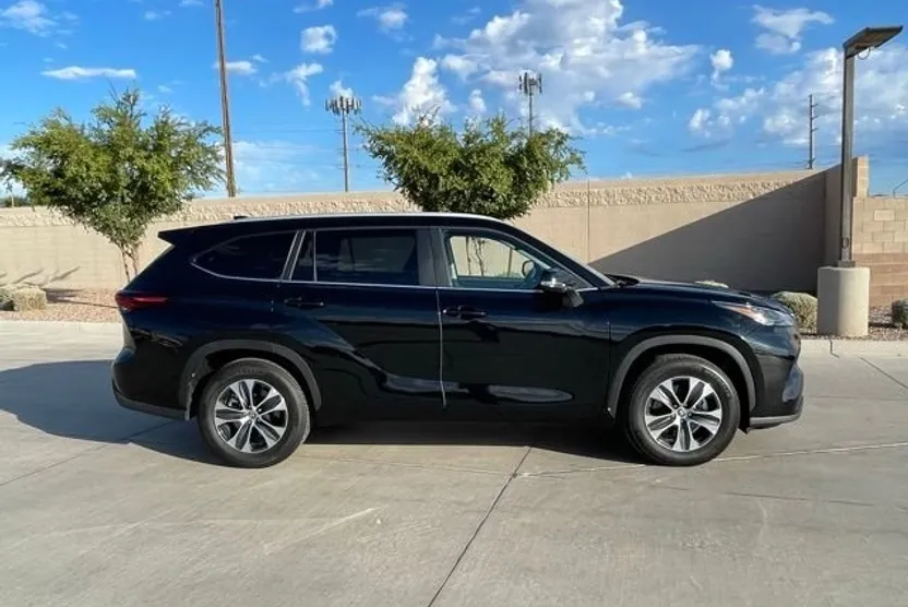 2025 Toyota Highlander XLE photo 1