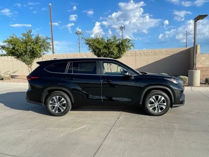 2025 Toyota Highlander XLE photo 1