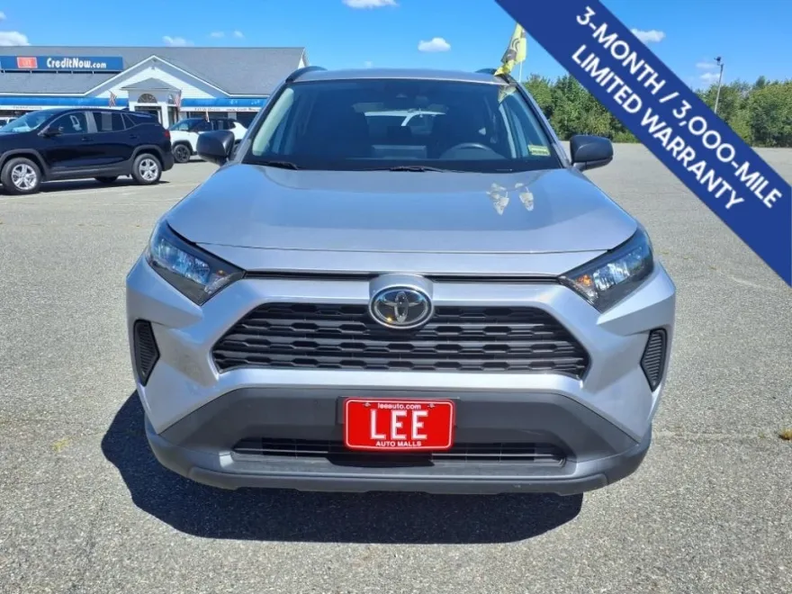 2020 Toyota RAV4 LE photo 1