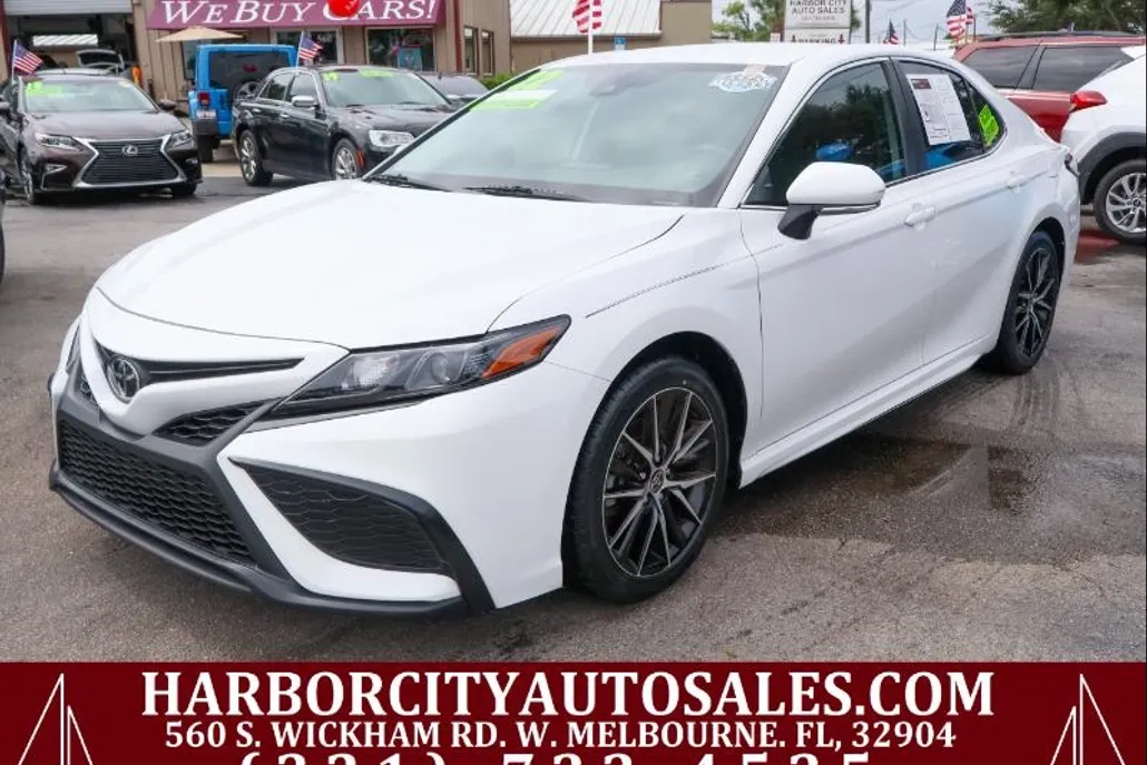 2022 Toyota Camry SE photo 1