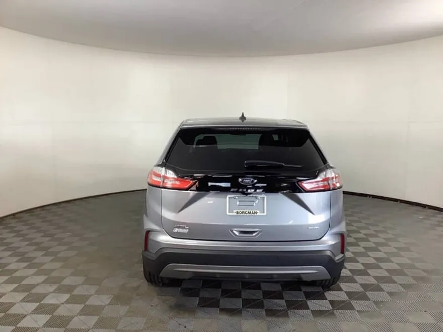 2022 Ford Edge SEL photo 1