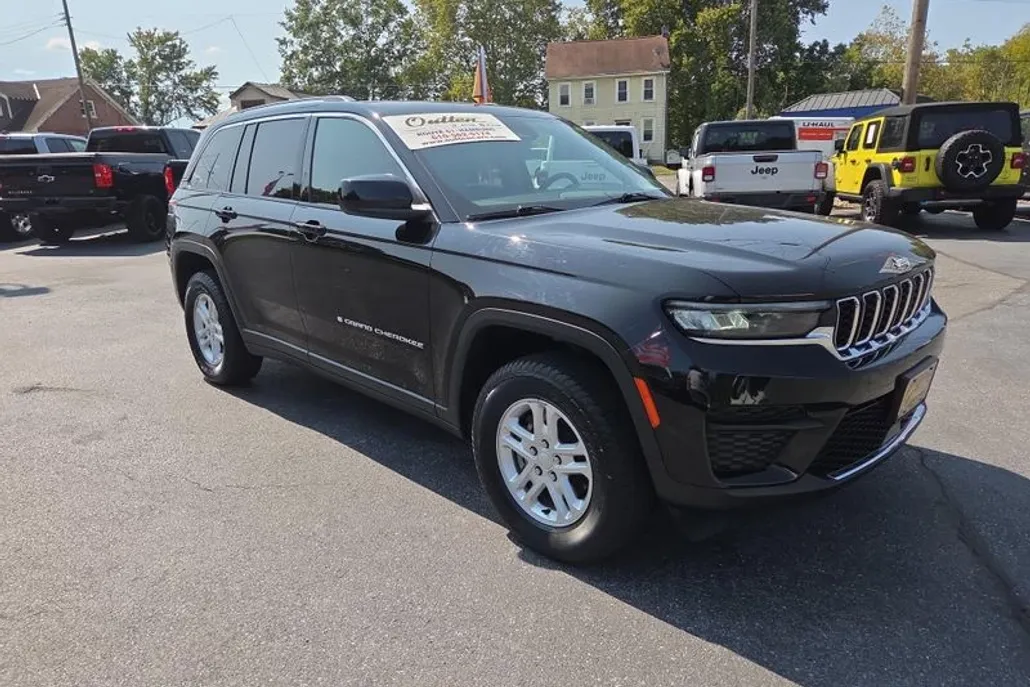 2022 Jeep Grand Cherokee Laredo photo 1