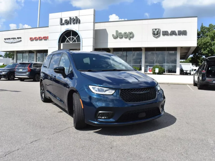 2025 Chrysler Pacifica Limited photo 1