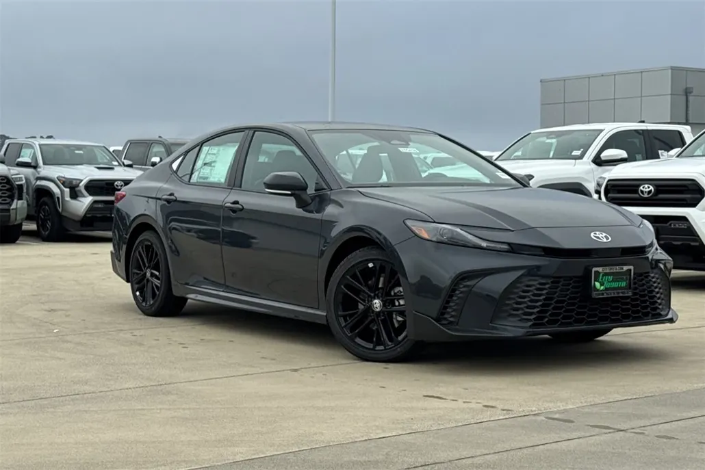 2025 Toyota Camry SE photo 1