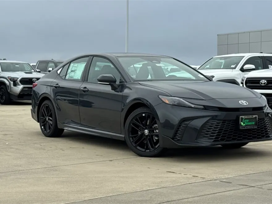 2025 Toyota Camry SE photo 1