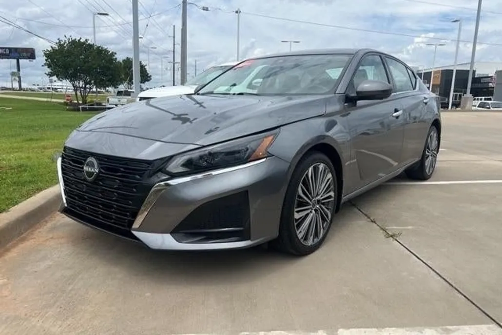 2023 Nissan Altima 2.5 SL photo 1