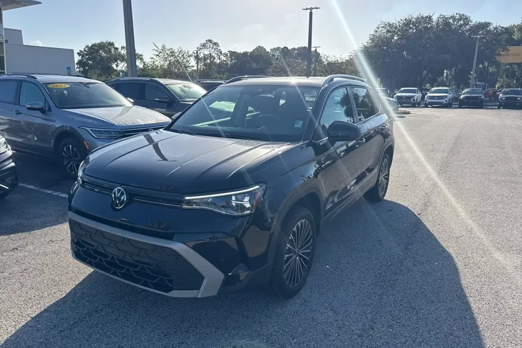 2025 Volkswagen Taos SE photo 1